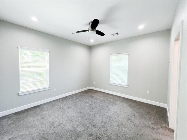 Building Photo - 144 W 5th St