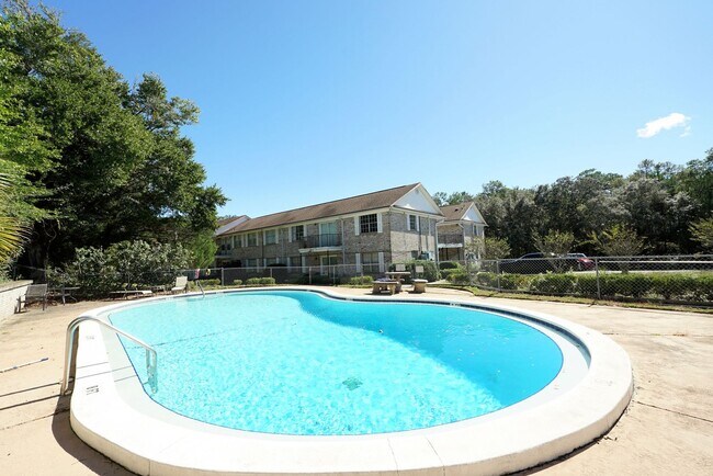 Building Photo - 116 Country Club Dr