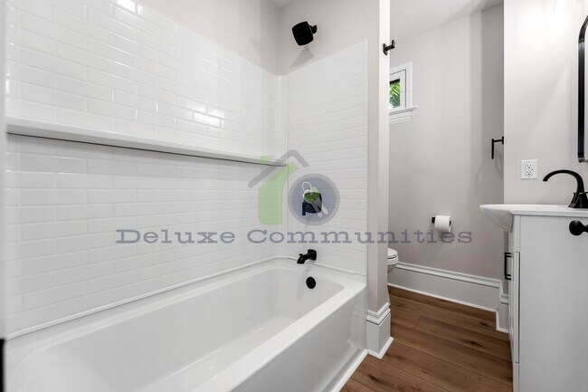 Building Photo - 606 Lafayette Ave NE