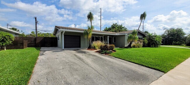 Building Photo - 949 W Royal Palm Rd