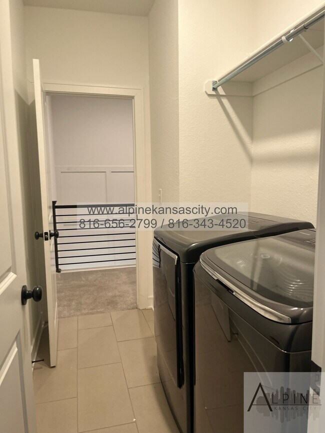 Building Photo - Beautiful Parkville Town Home Coming Soon!