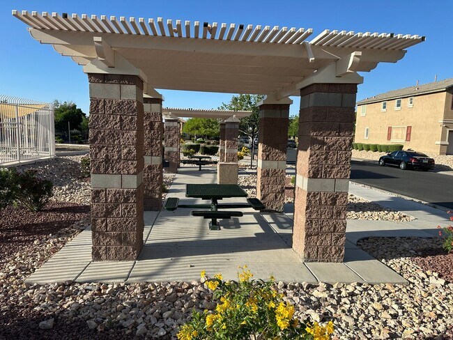 Building Photo - NW 3 bedroom!! Community Pool!! Playground...