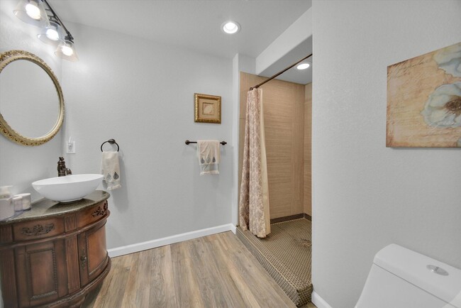 Building Photo - Welcome Home to this beautiful 5-bedroom h...