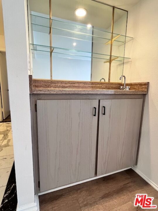 Building Photo - 906 N Doheny Dr