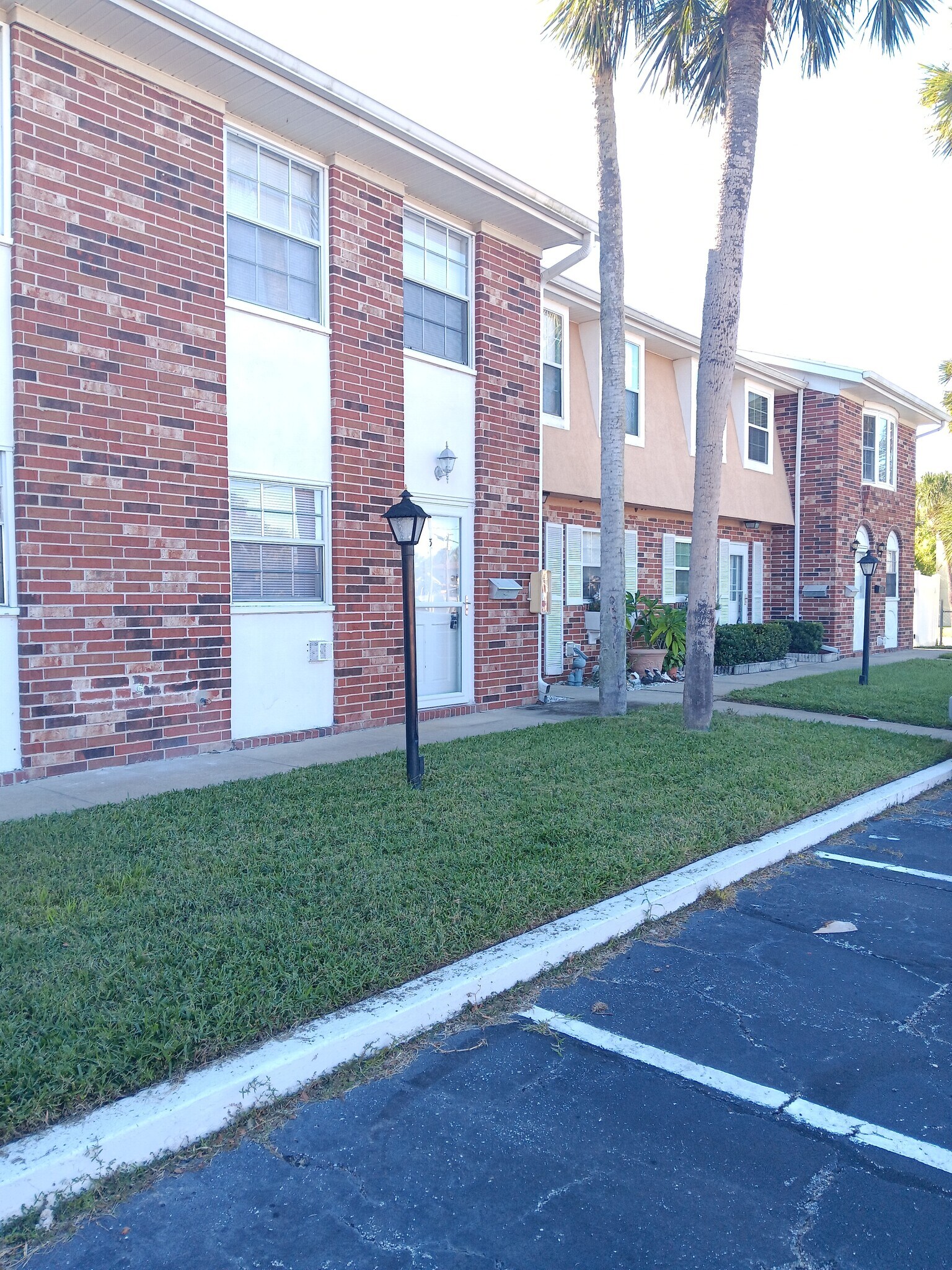 Building Photo - 2200 S Palmetto Ave