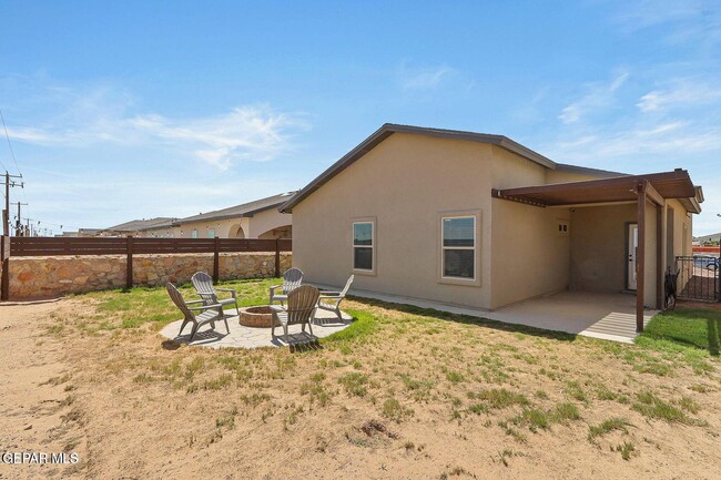 Building Photo - 2852 Tierra Oasis St