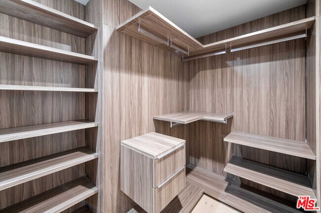 Building Photo - 825 Croft Ave