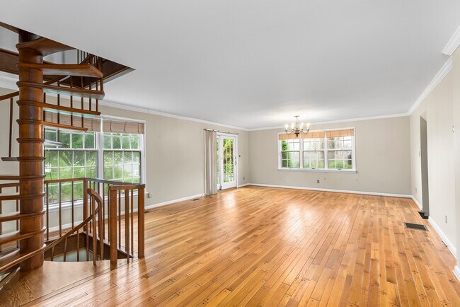 Building Photo - 607 E Wheel Rd