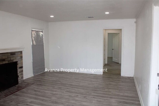 Building Photo - Fresno Mayfair District - 4 Bedroom Home  1 Year Lease
