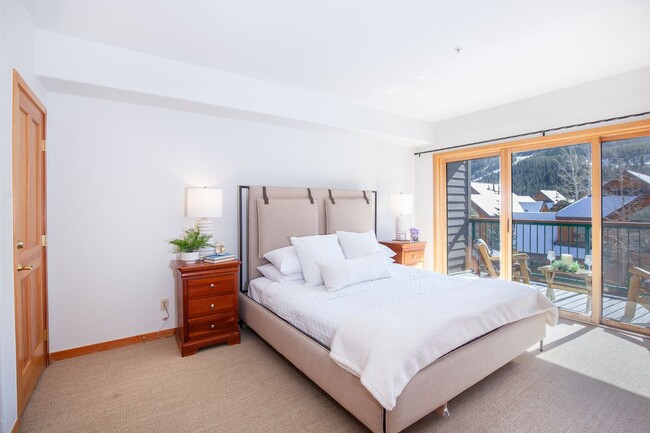 Building Photo - Evolve Real Estate: 6 Mos Lease Only Large Fully Furnished Condo Walking Distance to Keystone Vil...