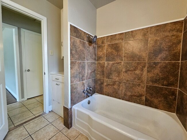 Building Photo - 2bed 1 bath near VA Hospital