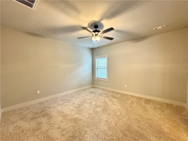 Building Photo - 821 NE Hts Ln