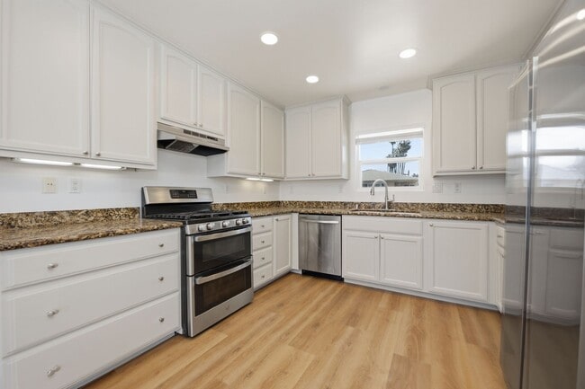 Building Photo - Spacious private backyard!