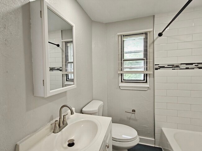 Building Photo - 120 Yorke St