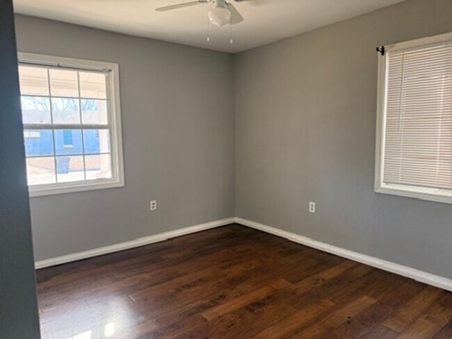 Building Photo - 2804 NW Ozmun Ave