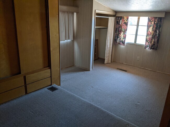 Building Photo - 1306 N Woodland Dr