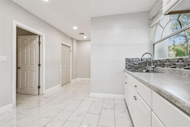 Building Photo - 15410 Manning Dr