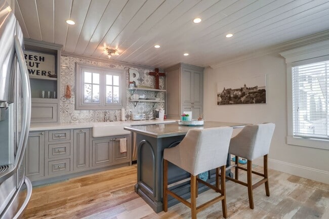 Building Photo - Furnished 2Bd/1Ba Apartment 2nd floor