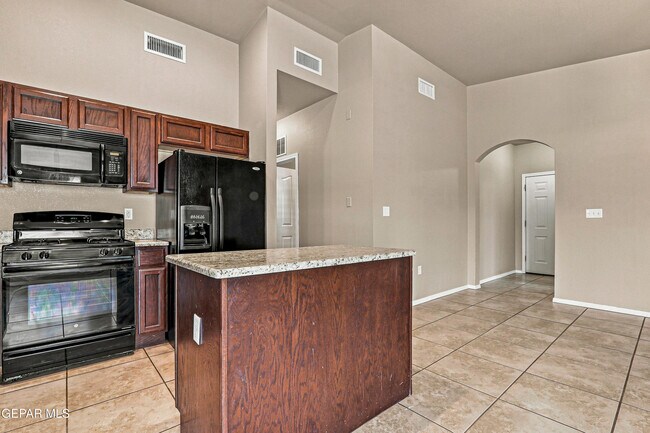 Building Photo - 7008 Faxon Dr
