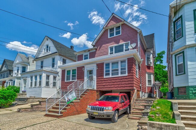Building Photo - 33 E 42nd St