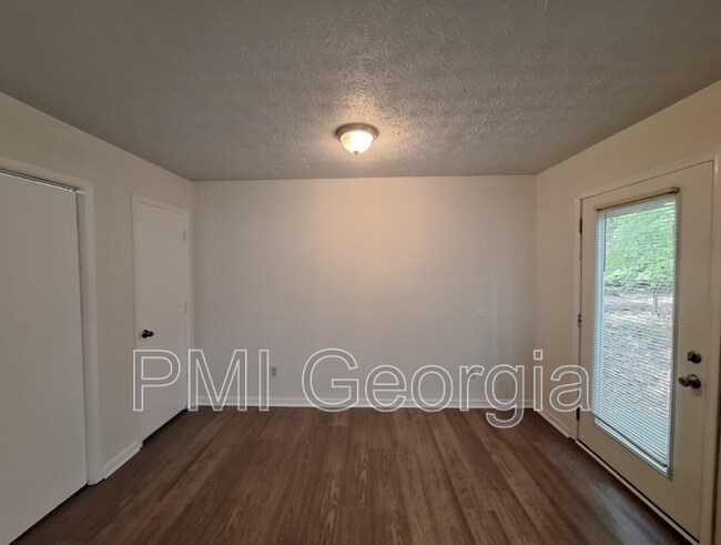 Building Photo - 6562 Carriage Ln