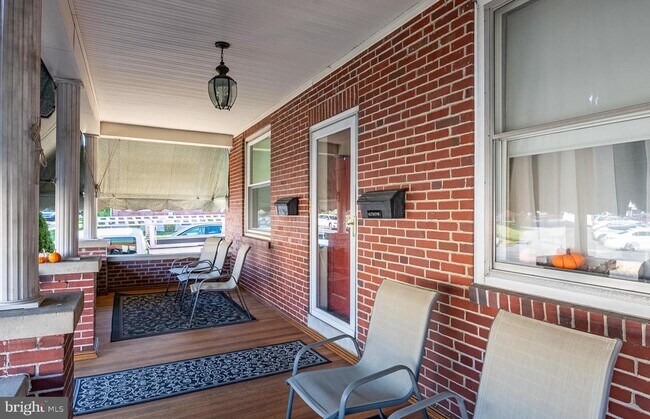 Building Photo - 910 E Bellevue Ave