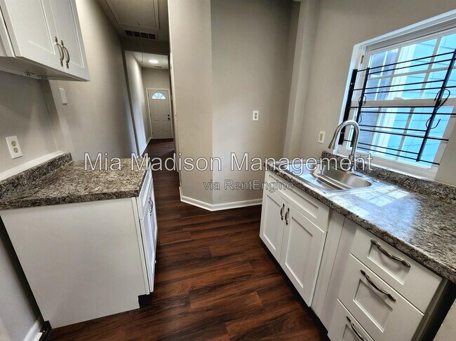 Building Photo - 628 W Anderson Ln