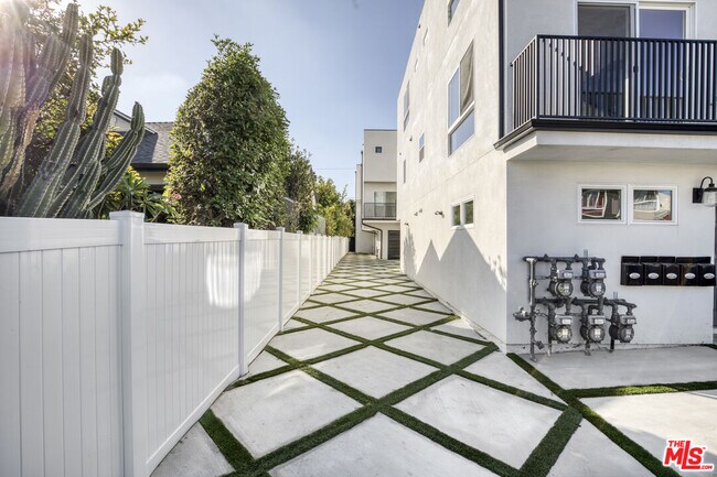 Building Photo - 5438 Romaine St