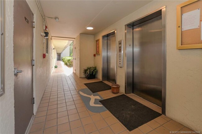Building Photo - 10310 S Ocean Dr