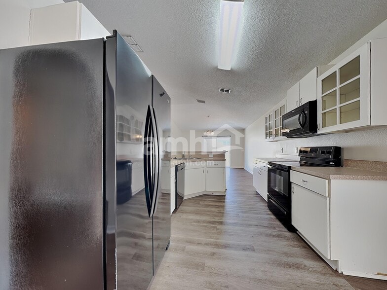 Building Photo - 25209 Hyde Park Blvd