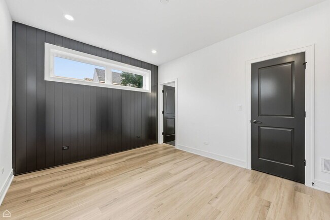 Building Photo - 3902 S Lake Park Ave