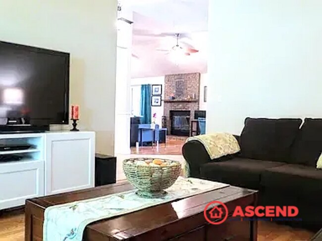 Building Photo - Beautiful Home Located In The Southwest!