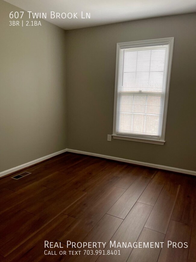 Building Photo - 607 Twin Brook Ln