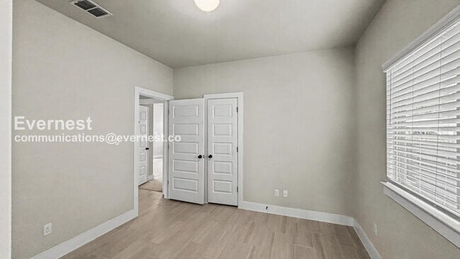 Building Photo - 3 Bed, 2 Bath Home with Fenced Yard & Garage / Pet-Friendly / Available Now!