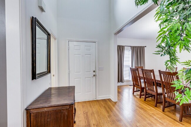 Building Photo - Spacious Spring Hill Rental in Sought-Afte...