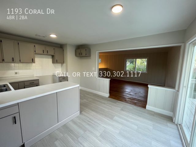 Building Photo - Spacious 4 bedroom home for rent - Akron