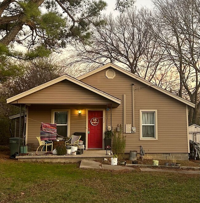 Primary Photo - Beautiful 2 Bedroom 1 Bath Home ! In Heart...