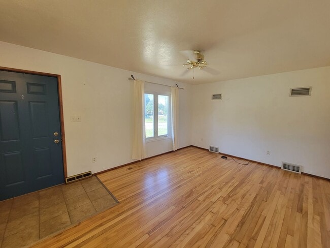 Building Photo - 2 Bedroom House