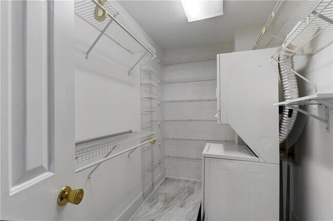 Building Photo - 300 Johnson Ferry Rd