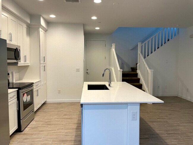 Kitchen - 4100 S Pinelake Way