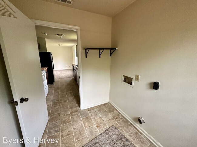 Building Photo - 3 br, 2 bath House - 1330 Courtney Drive