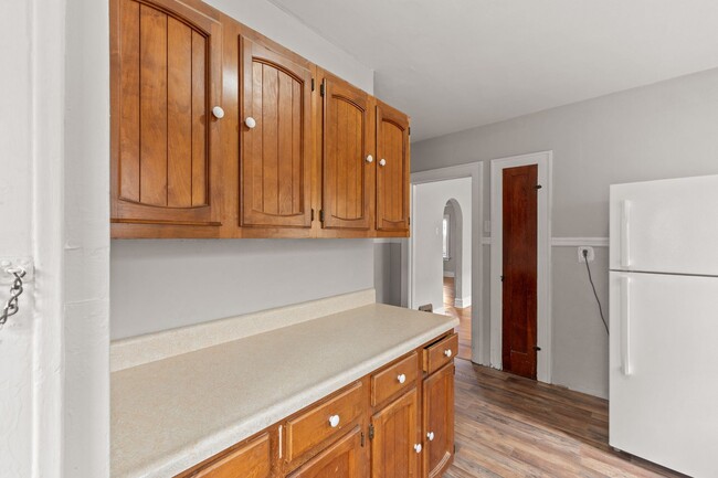 Building Photo - Jump on this Deal! 2 bedroom 1 bath Near N...