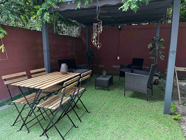 Building Photo - 305 E 104th St