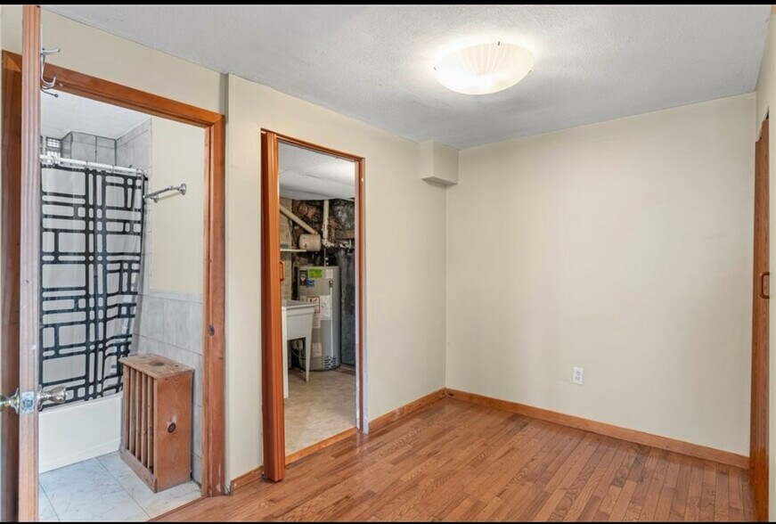 Building Photo - 1913 Saint Paul St