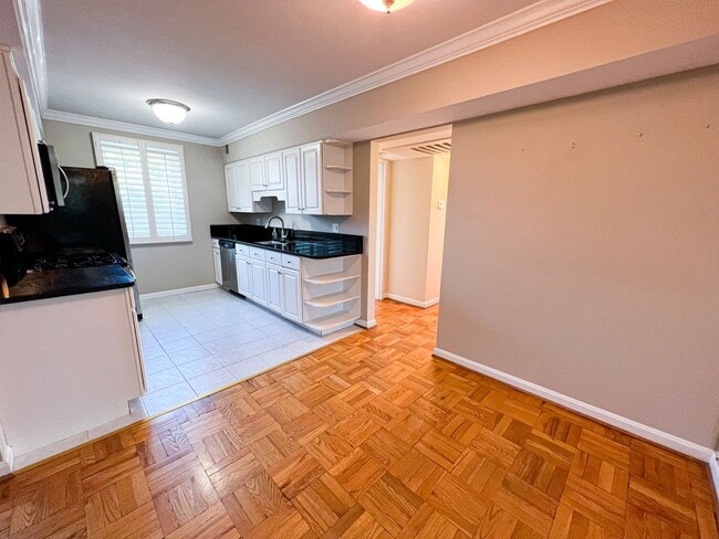 Building Photo - Sun-filled 1 Bed 1 Bath Condo With Garage ...