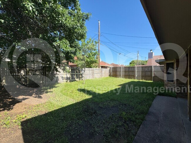 Building Photo - 733 Rockett Ln