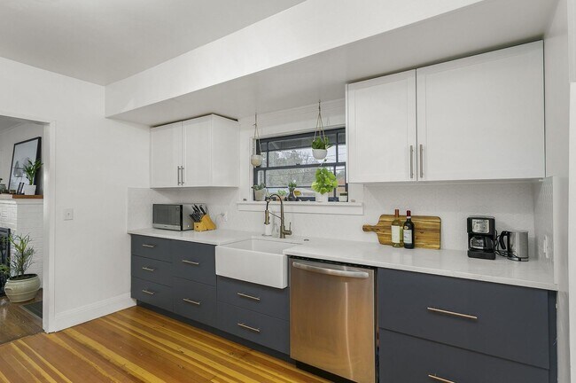 Building Photo - 3 bedroom, 2 bath gorgeous home now available by Mt. Tabor Park in SE Portland!