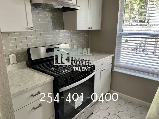 Building Photo - NOW AVAILABLE 3 Bedroom, 2 Bathroom Home f...