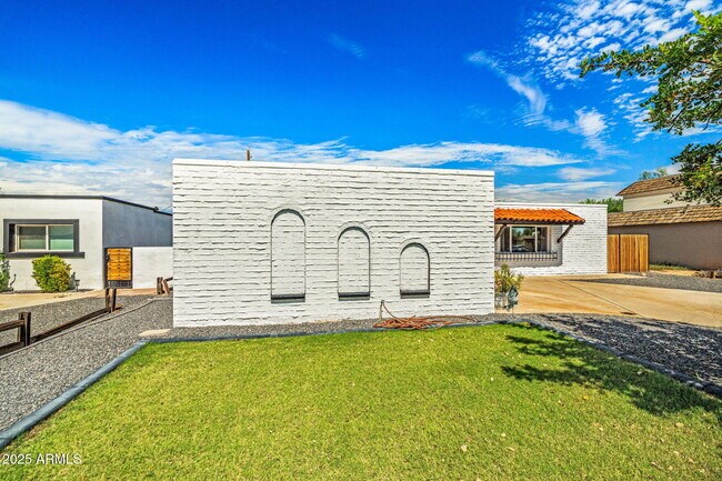 Building Photo - 8326 E Crestwood Way