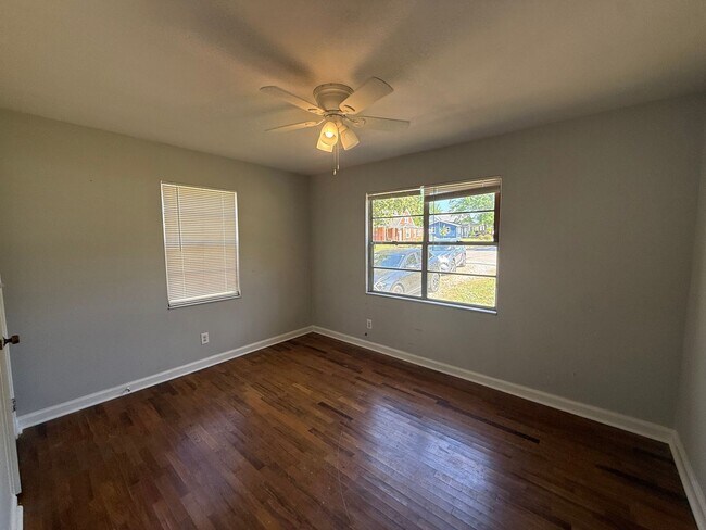 Building Photo - 2/1 Home Available Now!